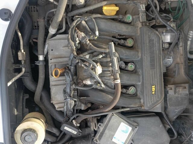 Белый Рено Дастер, объемом двигателя 1.6 л и пробегом 219 тыс. км за 8600 $, фото 4 на Automoto.ua