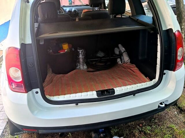 Белый Рено Дастер, объемом двигателя 1.6 л и пробегом 92 тыс. км за 9500 $, фото 4 на Automoto.ua