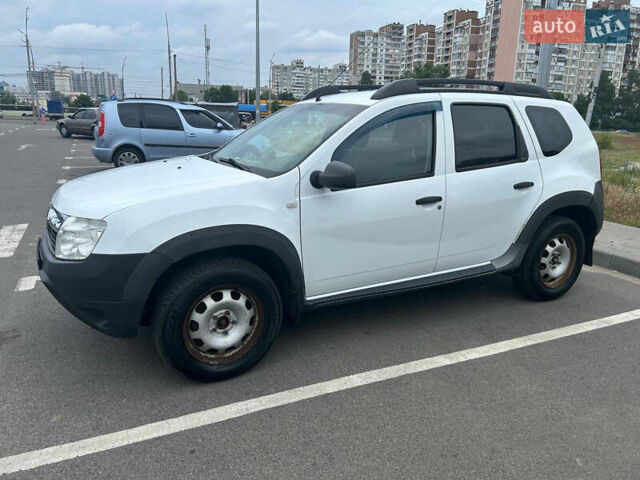 Белый Рено Дастер, объемом двигателя 1.6 л и пробегом 180 тыс. км за 8000 $, фото 2 на Automoto.ua
