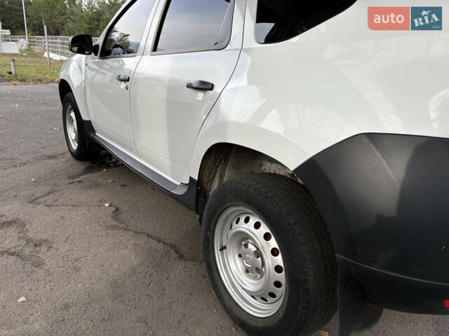 Белый Рено Дастер, объемом двигателя 1.6 л и пробегом 72 тыс. км за 7850 $, фото 16 на Automoto.ua