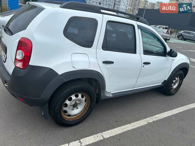 Белый Рено Дастер, объемом двигателя 1.6 л и пробегом 180 тыс. км за 8000 $, фото 5 на Automoto.ua