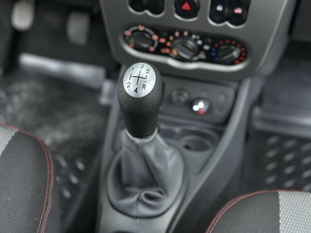 Белый Рено Дастер, объемом двигателя 1.6 л и пробегом 136 тыс. км за 8500 $, фото 14 на Automoto.ua