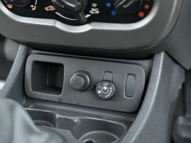 Белый Рено Дастер, объемом двигателя 1.6 л и пробегом 136 тыс. км за 8500 $, фото 17 на Automoto.ua