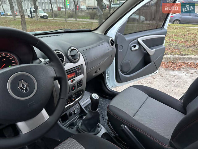 Белый Рено Дастер, объемом двигателя 1.6 л и пробегом 138 тыс. км за 8499 $, фото 14 на Automoto.ua