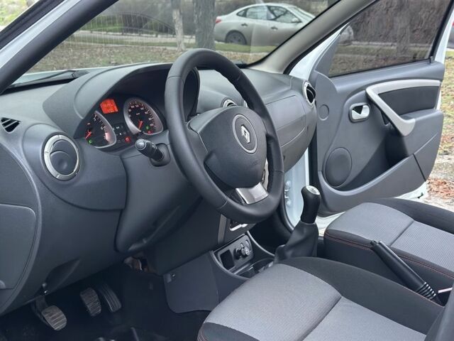 Белый Рено Дастер, объемом двигателя 1.6 л и пробегом 136 тыс. км за 8500 $, фото 6 на Automoto.ua