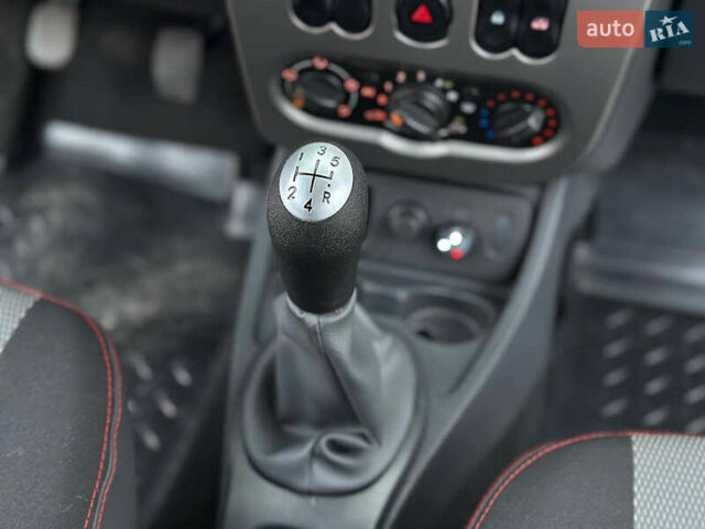 Белый Рено Дастер, объемом двигателя 1.6 л и пробегом 138 тыс. км за 8499 $, фото 27 на Automoto.ua