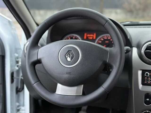 Белый Рено Дастер, объемом двигателя 1.6 л и пробегом 136 тыс. км за 8500 $, фото 13 на Automoto.ua