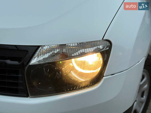 Белый Рено Дастер, объемом двигателя 1.6 л и пробегом 138 тыс. км за 8499 $, фото 35 на Automoto.ua