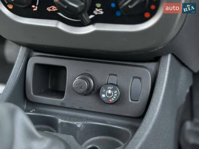 Белый Рено Дастер, объемом двигателя 1.6 л и пробегом 138 тыс. км за 8499 $, фото 29 на Automoto.ua