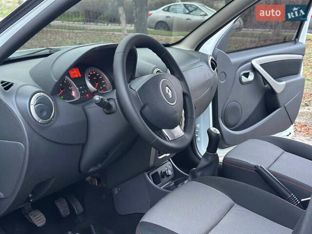 Белый Рено Дастер, объемом двигателя 1.6 л и пробегом 138 тыс. км за 8499 $, фото 10 на Automoto.ua