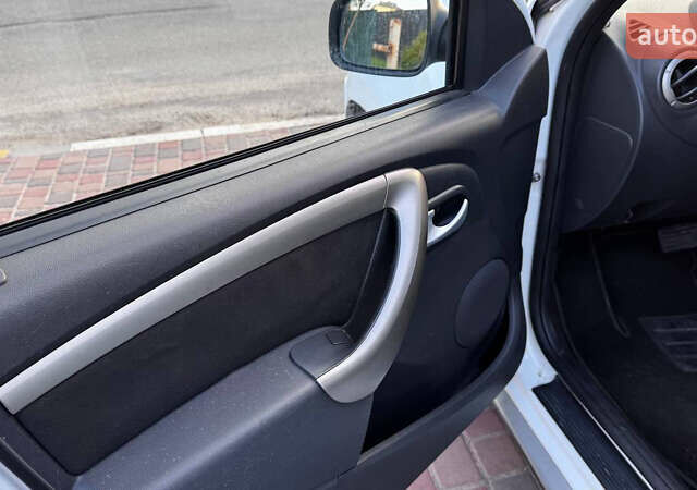 Білий Рено Дастер, об'ємом двигуна 1.6 л та пробігом 125 тис. км за 9999 $, фото 13 на Automoto.ua