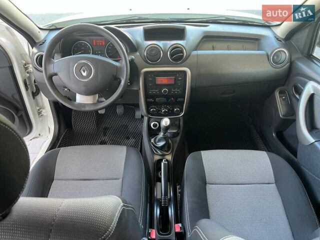 Белый Рено Дастер, объемом двигателя 2 л и пробегом 93 тыс. км за 9600 $, фото 14 на Automoto.ua