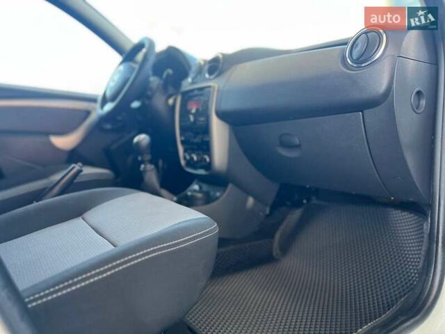 Белый Рено Дастер, объемом двигателя 2 л и пробегом 93 тыс. км за 9600 $, фото 24 на Automoto.ua