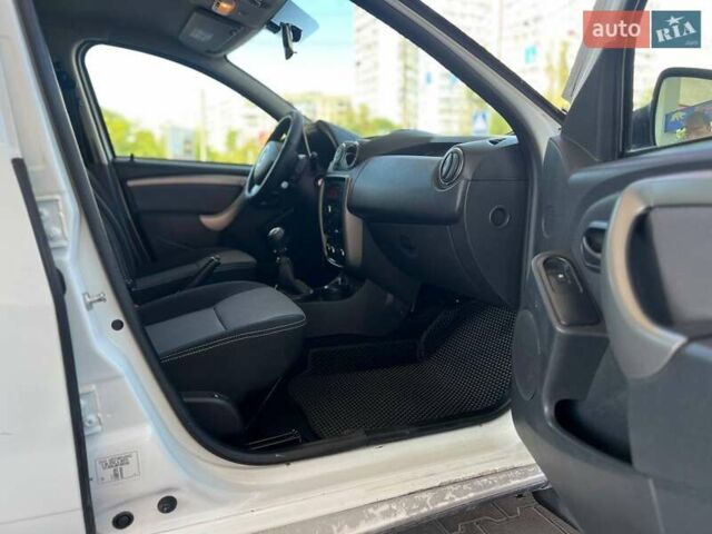 Белый Рено Дастер, объемом двигателя 2 л и пробегом 93 тыс. км за 9600 $, фото 20 на Automoto.ua