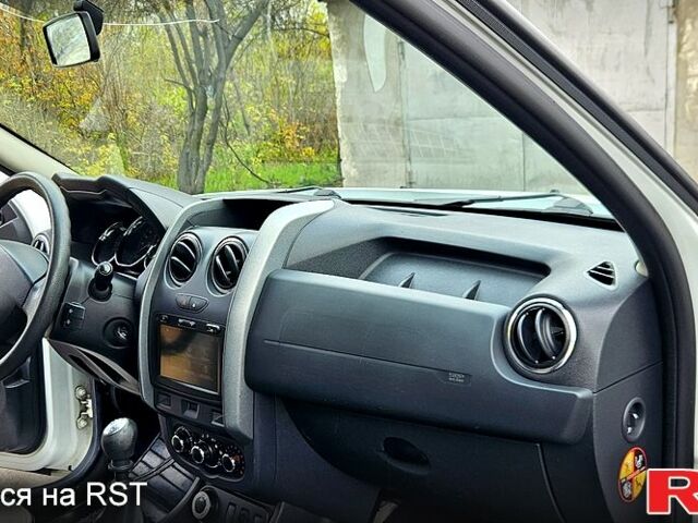 Білий Рено Дастер, об'ємом двигуна 1.5 л та пробігом 74 тис. км за 10300 $, фото 7 на Automoto.ua