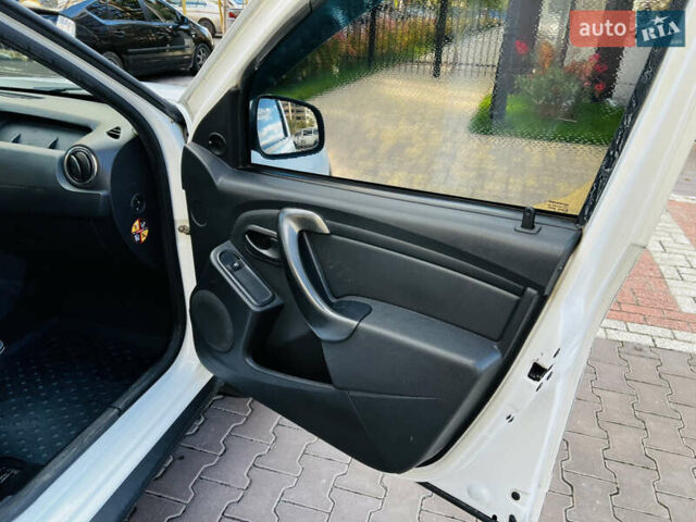 Рено Дастер 2016 в Киеве на Automoto.ua Белый Рено Дастер, объемом двигателя 1.46 л и пробегом 253 тыс. км за 11500 $, фото 19 на Automoto.ua
