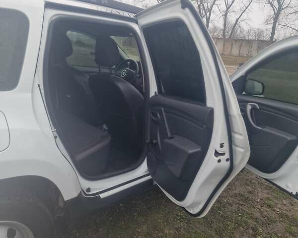 Белый Рено Дастер, объемом двигателя 1.46 л и пробегом 130 тыс. км за 12000 $, фото 4 на Automoto.ua