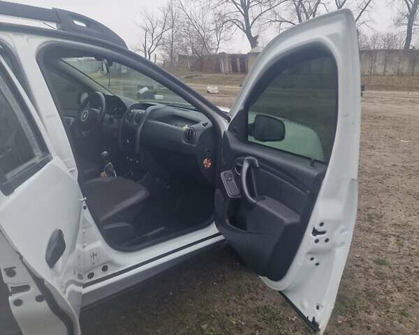 Белый Рено Дастер, объемом двигателя 1.46 л и пробегом 130 тыс. км за 12000 $, фото 5 на Automoto.ua