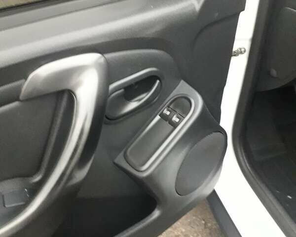Белый Рено Дастер, объемом двигателя 1.46 л и пробегом 120 тыс. км за 11200 $, фото 17 на Automoto.ua