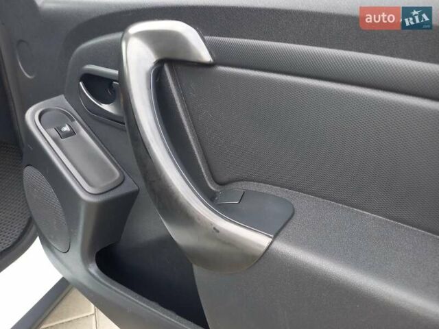 Білий Рено Дастер, об'ємом двигуна 1.5 л та пробігом 142 тис. км за 11700 $, фото 24 на Automoto.ua