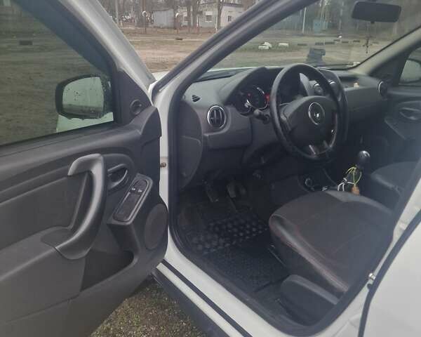 Белый Рено Дастер, объемом двигателя 1.46 л и пробегом 130 тыс. км за 12000 $, фото 8 на Automoto.ua