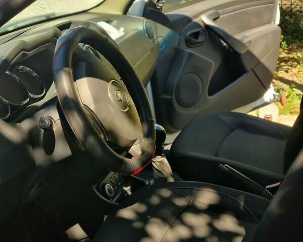 Белый Рено Дастер, объемом двигателя 1.5 л и пробегом 309 тыс. км за 9000 $, фото 8 на Automoto.ua
