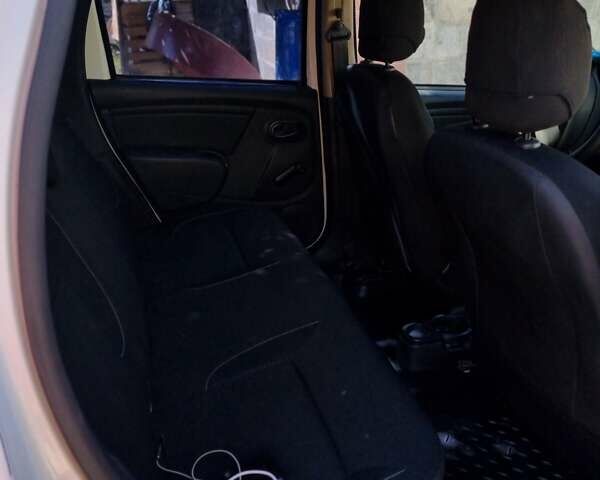 Белый Рено Дастер, объемом двигателя 1.5 л и пробегом 309 тыс. км за 9000 $, фото 3 на Automoto.ua