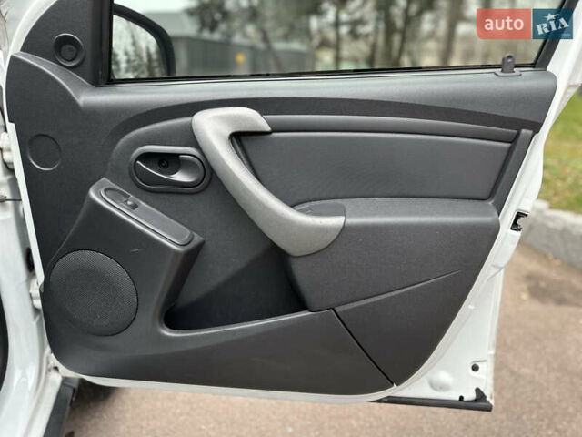 Белый Рено Дастер, объемом двигателя 1.46 л и пробегом 294 тыс. км за 9500 $, фото 9 на Automoto.ua