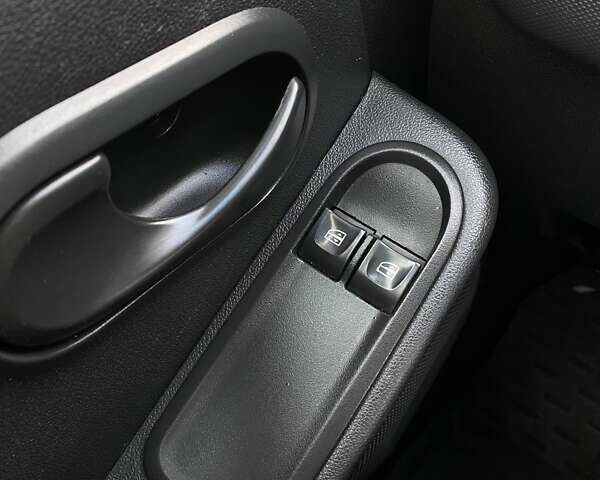 Белый Рено Дастер, объемом двигателя 1.46 л и пробегом 175 тыс. км за 10700 $, фото 29 на Automoto.ua