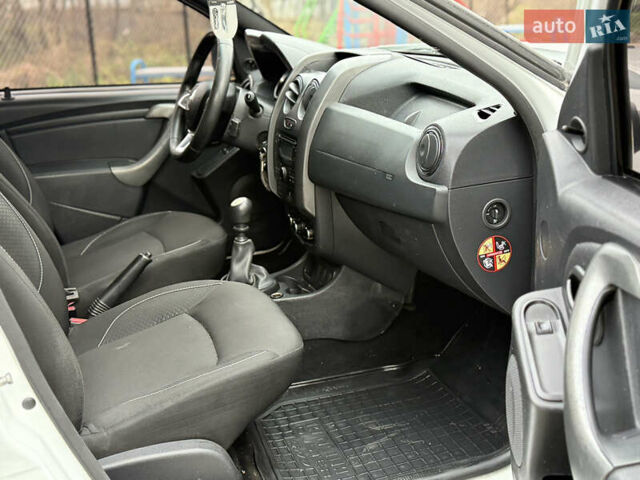 Белый Рено Дастер, объемом двигателя 1.5 л и пробегом 218 тыс. км за 9500 $, фото 14 на Automoto.ua