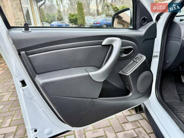 Белый Рено Дастер, объемом двигателя 1.46 л и пробегом 163 тыс. км за 10700 $, фото 28 на Automoto.ua