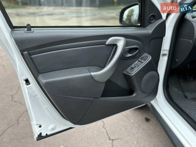 Белый Рено Дастер, объемом двигателя 1.46 л и пробегом 294 тыс. км за 9500 $, фото 10 на Automoto.ua