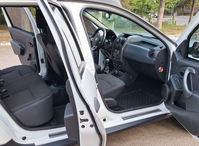 Белый Рено Дастер, объемом двигателя 1.5 л и пробегом 295 тыс. км за 9300 $, фото 5 на Automoto.ua