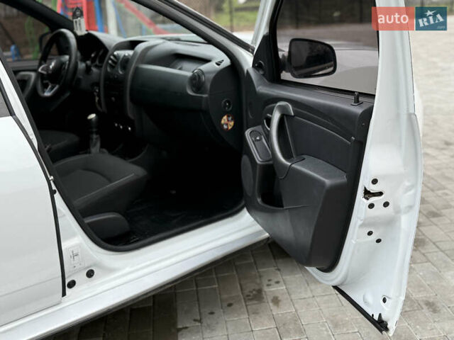 Белый Рено Дастер, объемом двигателя 1.5 л и пробегом 218 тыс. км за 9500 $, фото 13 на Automoto.ua