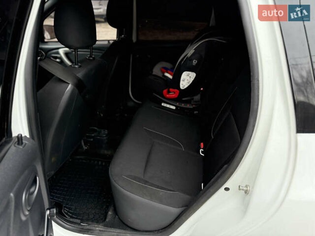 Белый Рено Дастер, объемом двигателя 1.5 л и пробегом 218 тыс. км за 9500 $, фото 21 на Automoto.ua