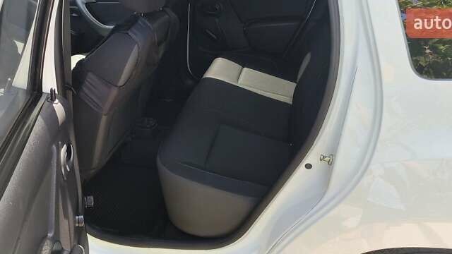 Белый Рено Дастер, объемом двигателя 1.5 л и пробегом 129 тыс. км за 11500 $, фото 6 на Automoto.ua