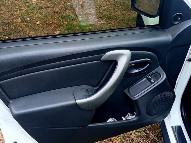 Белый Рено Дастер, объемом двигателя 1.5 л и пробегом 217 тыс. км за 10200 $, фото 4 на Automoto.ua