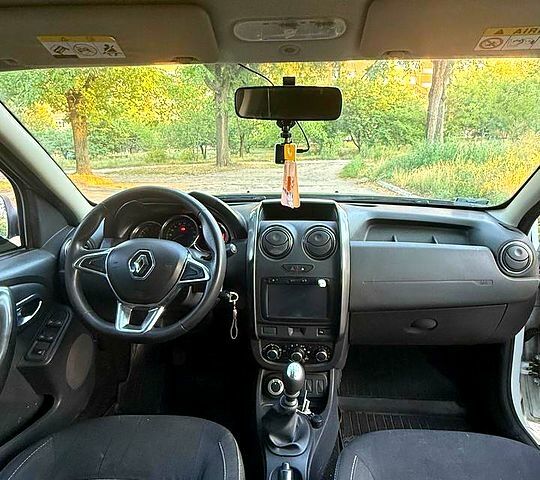 Белый Рено Дастер, объемом двигателя 1.5 л и пробегом 232 тыс. км за 7500 $, фото 2 на Automoto.ua