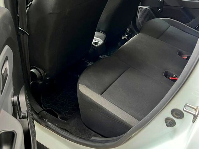 Белый Рено Дастер, объемом двигателя 1.5 л и пробегом 290 тыс. км за 12000 $, фото 6 на Automoto.ua