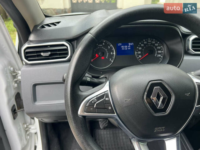 Белый Рено Дастер, объемом двигателя 1.6 л и пробегом 185 тыс. км за 12700 $, фото 54 на Automoto.ua