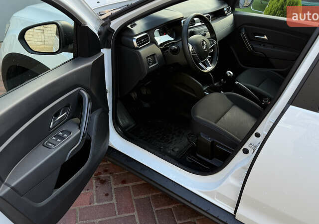 Белый Рено Дастер, объемом двигателя 1.5 л и пробегом 100 тыс. км за 17000 $, фото 6 на Automoto.ua