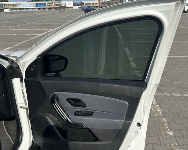 Білий Рено Дастер, об'ємом двигуна 1.6 л та пробігом 290 тис. км за 13900 $, фото 20 на Automoto.ua