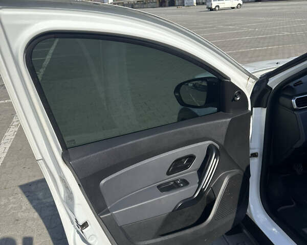 Білий Рено Дастер, об'ємом двигуна 1.6 л та пробігом 290 тис. км за 13900 $, фото 3 на Automoto.ua