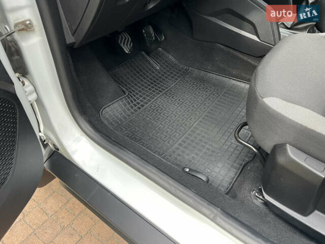 Белый Рено Дастер, объемом двигателя 1.6 л и пробегом 185 тыс. км за 12700 $, фото 44 на Automoto.ua