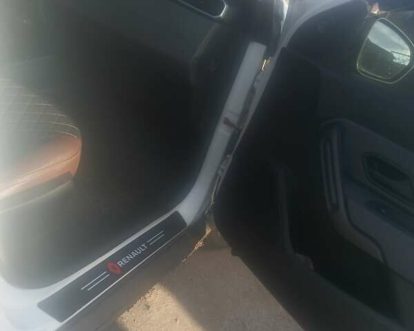 Белый Рено Дастер, объемом двигателя 1.5 л и пробегом 115 тыс. км за 15880 $, фото 2 на Automoto.ua