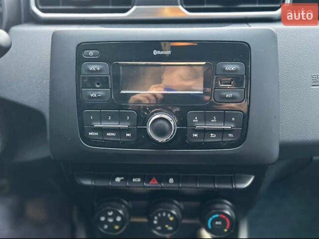 Білий Рено Дастер, об'ємом двигуна 1.6 л та пробігом 106 тис. км за 11500 $, фото 6 на Automoto.ua