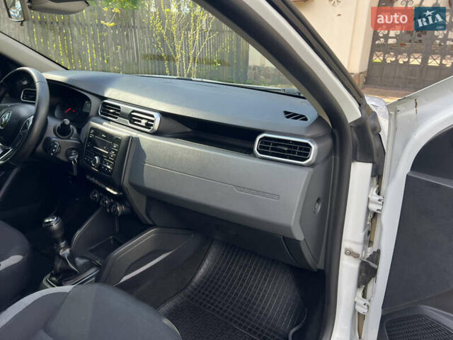 Белый Рено Дастер, объемом двигателя 1.6 л и пробегом 185 тыс. км за 12700 $, фото 83 на Automoto.ua