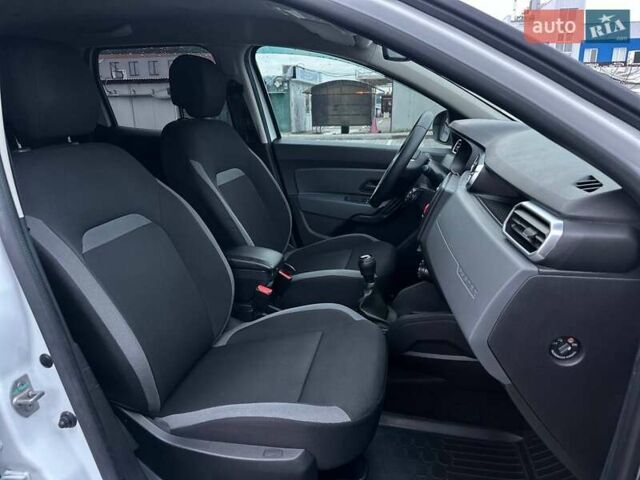 Білий Рено Дастер, об'ємом двигуна 1.6 л та пробігом 97 тис. км за 12790 $, фото 10 на Automoto.ua