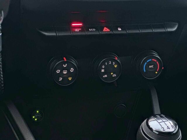 Білий Рено Дастер, об'ємом двигуна 1.6 л та пробігом 97 тис. км за 12790 $, фото 21 на Automoto.ua