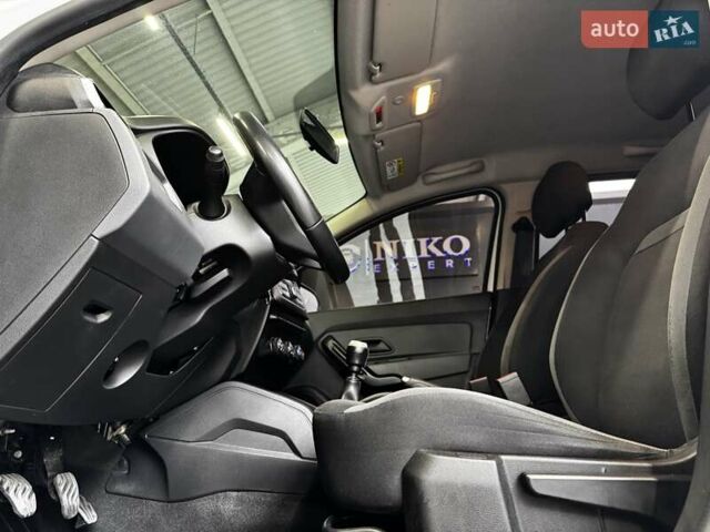 Білий Рено Дастер, об'ємом двигуна 1.6 л та пробігом 231 тис. км за 12500 $, фото 31 на Automoto.ua